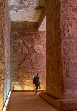 Aswan, Mısır - 2019-04-29 - Abu Simbel tapınağı heykelleri ve hiyerglifleri