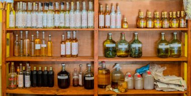 Oaxaca, Meksika - 2019-11-30 Mezcal marketteki içki standına dizildi.