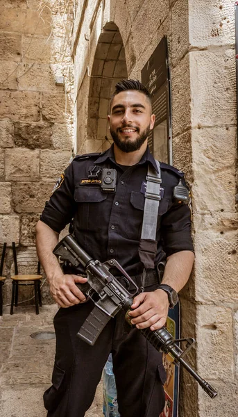 Kudüs, İsrail - 2019-04-26 - Askerler tüm halka açık yerlerde nöbet tutuyorlar — Stok fotoğraf