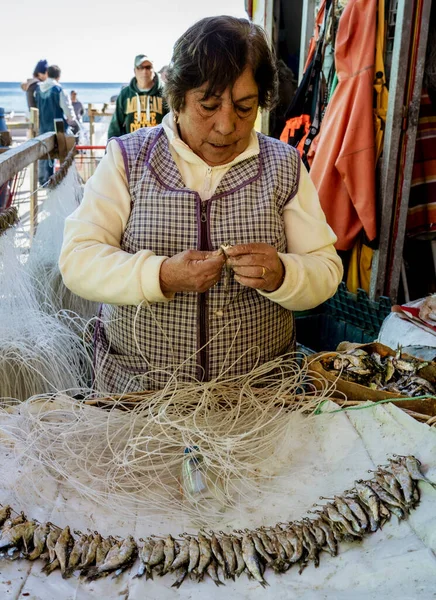 Valparaiso, Chile - 2019-07-30 - Kvinnliga trådar krokar på fiskeledarlinjerna — Stockfoto