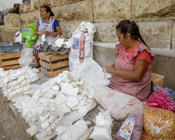 Oaxaca, Mexiko - 2019-11-16 - Kvinna påsar kalksten att sälja till kockar för att göra tortillas krispiga — Stockfoto