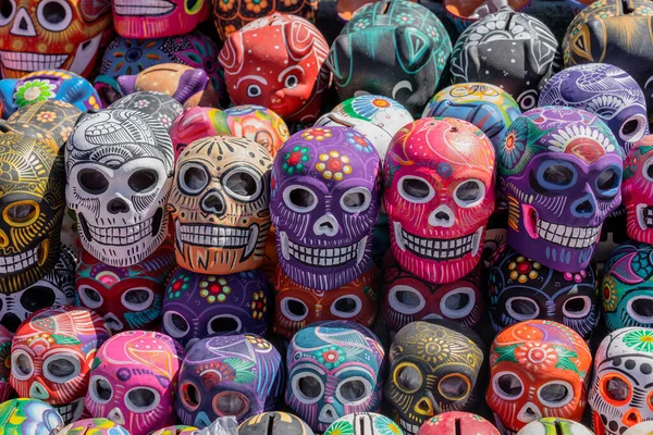 Oaxaca, Mexiko - 2019-11-16 - Maks for dia de los muertos displays — Stock fotografie