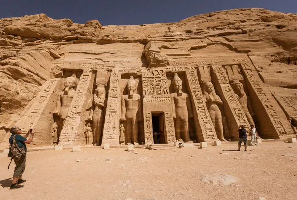 Aswan, Mısır - 2019-04-29 - Abu Simbel tapınağı heykelleri ve hiyerglifleri — Stok fotoğraf