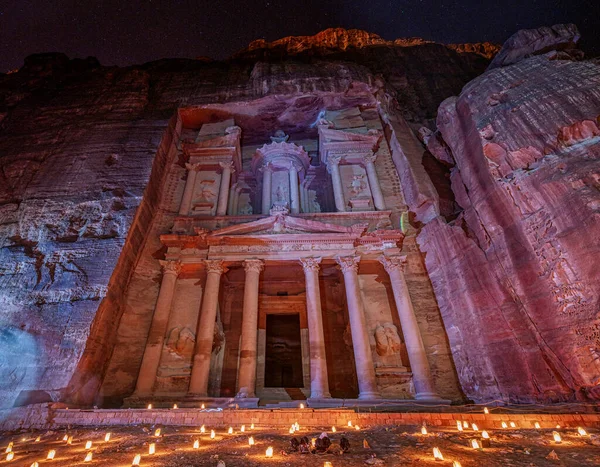 Petra, Jordania - 2019-04-22 - Tesoro de noche iluminado por velas —  Fotos de Stock