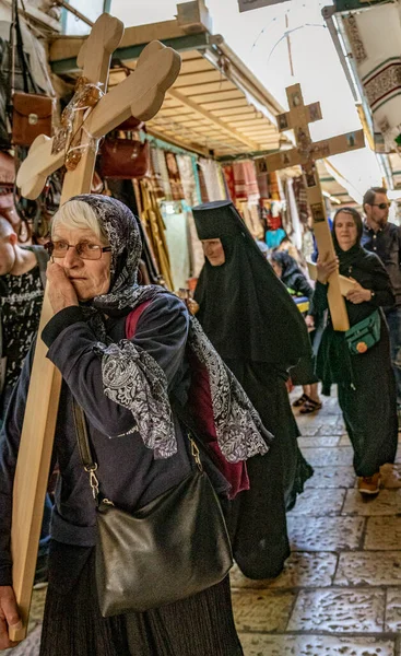 Jerusalem, Israel - 2019-04-26 - Christians carry symbolic crosses on city streets — Stock Photo, Image