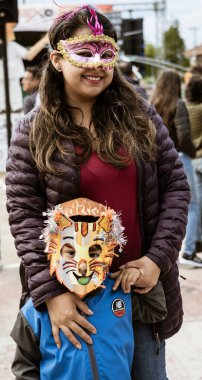 Cuenca, Ekvador - 2019-12-31 - Anne ve oğlu festival için giyinmişler