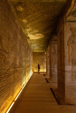 Aswan, Mısır - 2019-04-29 - Abu Simbel tapınağı heykelleri ve hiyerglifleri