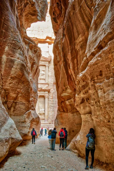 Petra, Jordania - 2019-04-22 - Entrada Siq al Tesoro —  Fotos de Stock