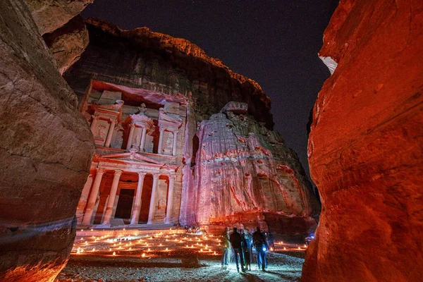 Petra, Jordanien - 2019-04-22 - Skattkista på natten tänd av ljus — Stockfoto