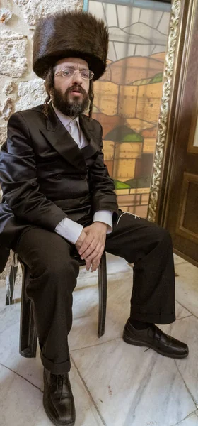 Jerusalém, Israel - 2019-04-26 - judeu ortodoxo senta-se em uma cadeira — Fotografia de Stock