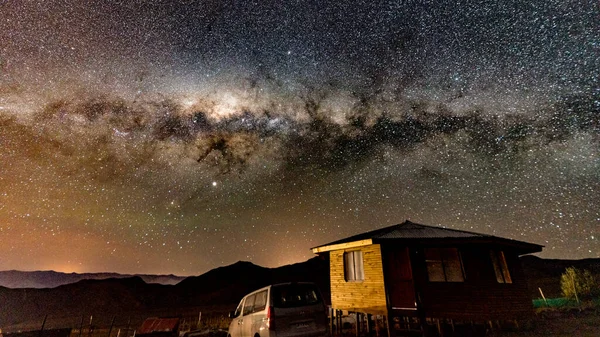 La Serena, Χιλή - 2019-06-30 - Ο Γαλαξίας λάμπει πάνω από μια μικρή καμπίνα στην έρημο — Φωτογραφία Αρχείου