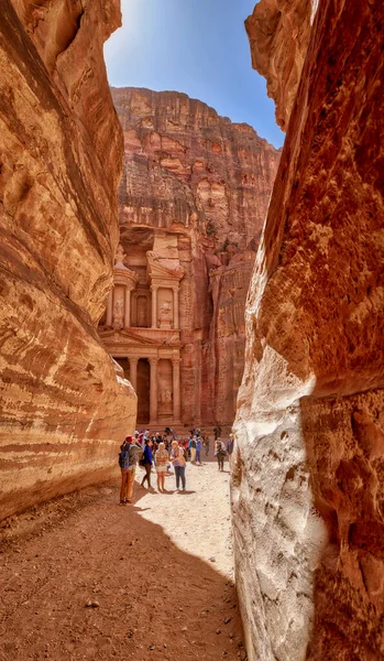 Petra, Jordania - 2019-04-22 - Entrada Siq al Tesoro —  Fotos de Stock