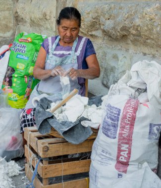 Oaxaca, Meksika - 2019-11-16 - Kadınlar tortillaları çıtır çıtır yapmak için aşçılara satmak için kireç taşı taşları taşır