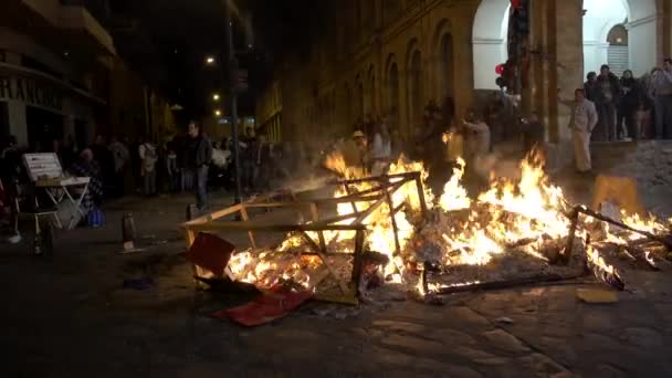 Cuenca, Ecuador - December 31, 2018 - People watch street bonfire at midnight on New Years Eve — Stock Video