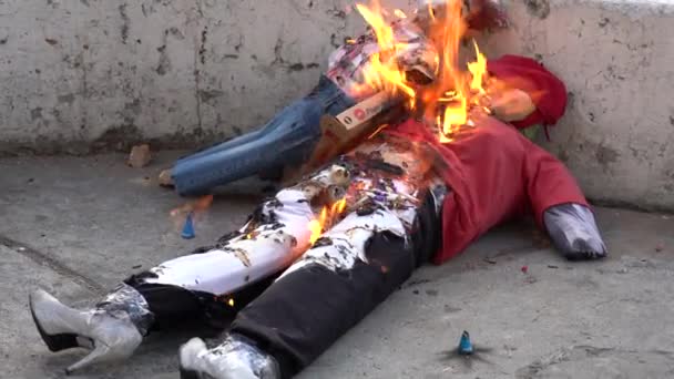 Cuenca, Ecuador - 31 de diciembre de 2018 - La efigie que representa lo malo del Año Viejo se quema en la calle con petardos completos — Vídeo de stock