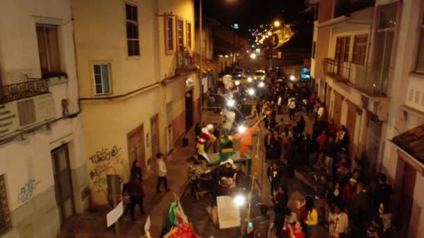 Cuenca, Ecuador - 31 de diciembre de 2018 - Drone vuela por la calle mostrando a la gente admirando el arte de la instalación en la víspera de Año Nuevo — Vídeos de Stock