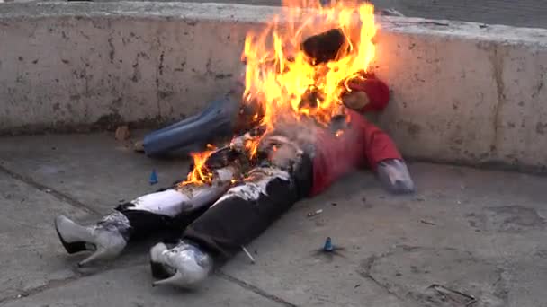 Cuenca, Équateur - 31 décembre 2018 - Tirs de roquettes à l'intérieur de l'effigie représentant le mauvais de la vieille année alors qu'il est brûlé dans la rue — Video