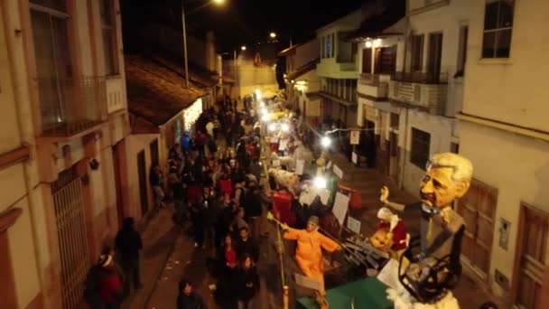 Cuenca, Équateur - 31 décembre 2018 - Un drone vole le long d'une rue montrant de l'art d'installation la veille du Nouvel An — Video