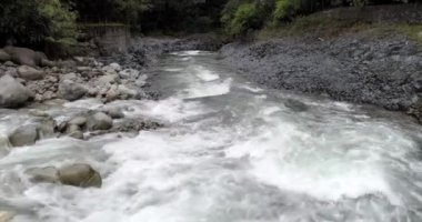 Banos, Ekvador - 24 Eylül 2018 - İHA Düşük İrtifada Nehrin Beyaz Suyunu Yedekliyor.