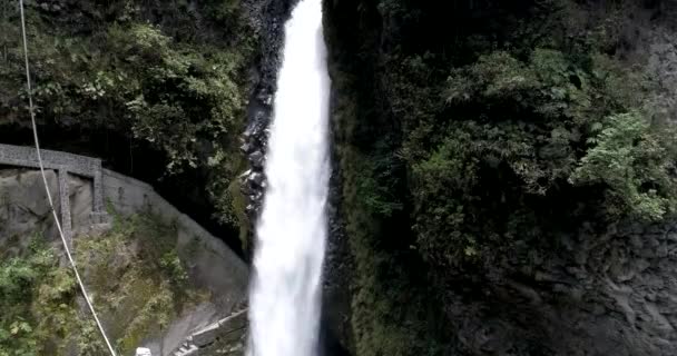 Banos, Ecuador-20180925-Drone Pivots att följa vatten Pailon del Diablo Devils Cauldron. — Stockvideo