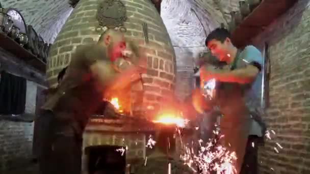 Bukhara, Uzbeque - 20170522 - Faíscas voam como ferreiros libra de metal quente. — Vídeo de Stock