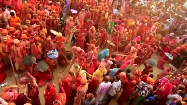 Barsana, India - 20180225 - Lathmar Fest - Mujeres golpean a los hombres - Pan a través de la multitud. — Vídeo de stock