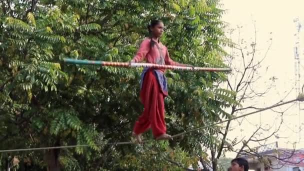 Nandgeon, India - 20180225 - Girl Crosses Slackroap to Entertain Passing Crowd. — Stok Video