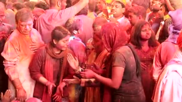 Barsana, India - 20180223 - Holi Festival - Mujer bailarina se sorprende por la pintura en los ojos, pero sigue bailando. — Vídeo de stock