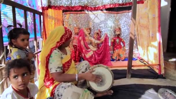 Kaputhli, Indien - 20180302 - Puppentheater mit Trommelbegleitung w - sound. — Stockvideo
