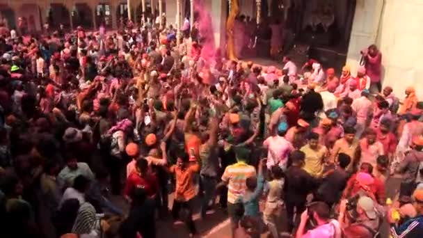 Barsana, Indie - 20180223 - Holi Festival - Ludzie rzucają farbą w tłum. — Wideo stockowe