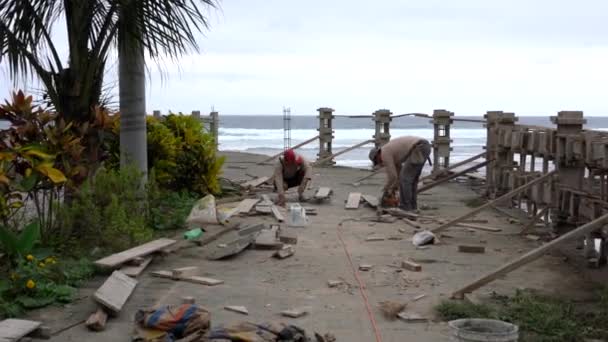 La Entrada, Equador - 20180914 - Dois homens trabalham na atualização do Pier2. — Vídeo de Stock