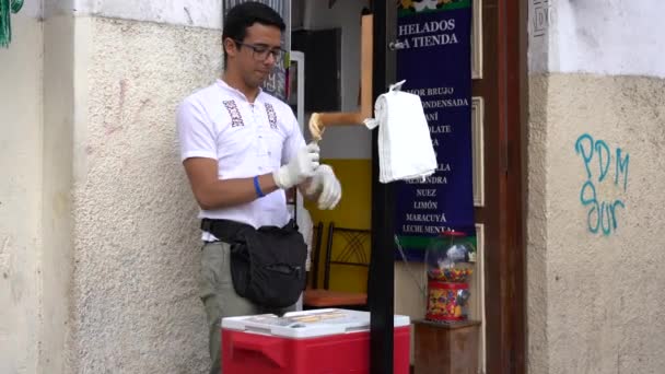 Cuenca, Ecuador - 31 de diciembre de 2018 - El hombre hace taffy de agua salada y lo embala para la venta — Vídeo de stock