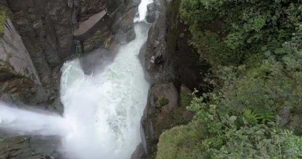 Banos, Ekuador - 24 September 2018 - Drone Pivot Bottom to Stairs of Pailon del Diablo Devils Cauldron. — Stok Video