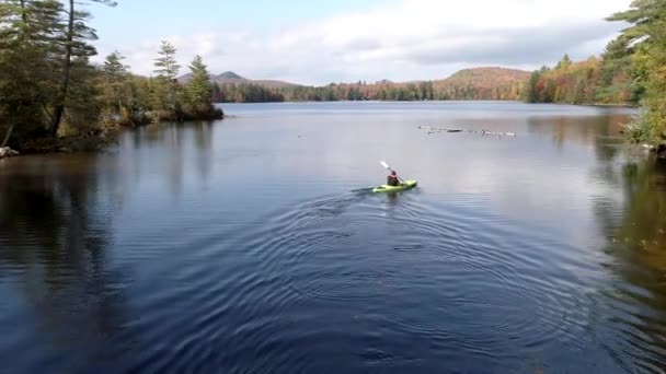 Chittenden, Vermont - 20181009 - Aerial Drone - Man Paddles in Kayak in Lake in Fall in Vermont. — Stock Video