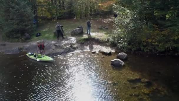 Chittenden, Vermont - 20181009 - Εναέρια Drone - Man Steps Into Kayak in Lake in Fall in Vermont2. — Αρχείο Βίντεο