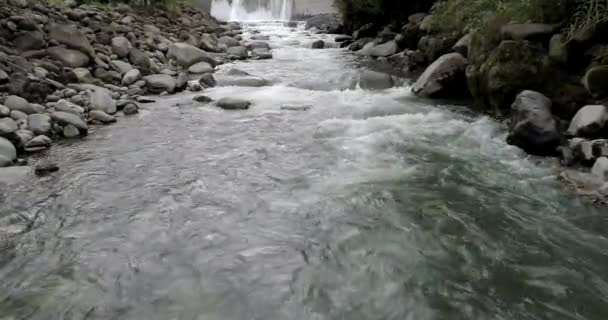 バノス,エクアドル-20180925-Drone Hovers Over River At Low Elight, Looking Up Toward Small Dam. — ストック動画