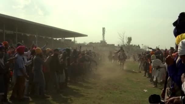 Anandpur Sahib, Indien-20180302- Hola Mohalla - Sikh Festival - Crowded Horses Race Nära publiken — Stockvideo