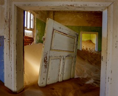 Kum, Kolmanskoppe 'taki bu odaları işgal etti ve ele geçirdi.