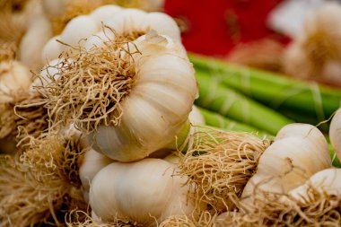 Pazarda satılık sarımsak.