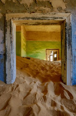 Kum, Kolmanskoppe 'taki bu odaları işgal etti ve ele geçirdi.