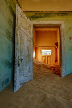 Kum, Kolmanskoppe 'taki bu odaları işgal etti ve ele geçirdi.