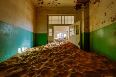 Kum, Kolmanskoppe 'taki bu odaları işgal etti ve ele geçirdi.