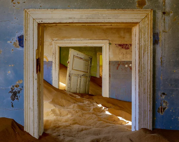 Sand ist in diese Räume in der Kolmanskoppe eingedrungen — Stockfoto
