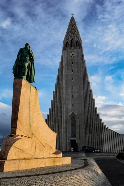 Hallgrimskirkja church dominates Reykjavik — Foto de Stock