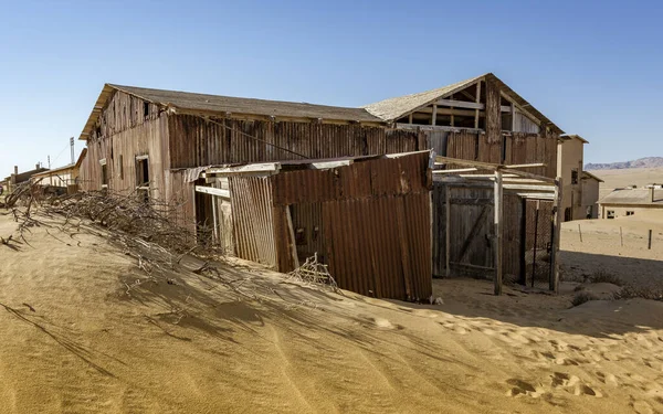 Abandoned buildings are left to rot in Kolmanskoppe — Stock Photo, Image