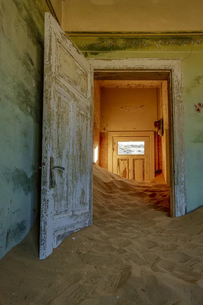 La sabbia ha invaso e preso il controllo di queste stanze a Kolmanskoppe — Foto Stock