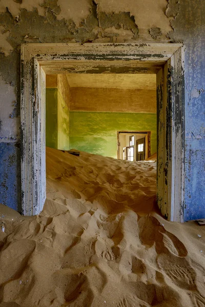 Sand ist in diese Räume in der Kolmanskoppe eingedrungen — Stockfoto