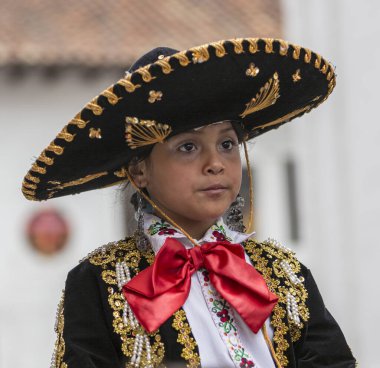 Cuenca, Ekvador - 5 Ocak 2014: Caballero gibi giyinmiş çocuk