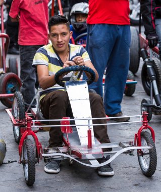 Cuenca, Ekvador - 12 Nisan 2015 - Gençler sabun kutusu arabalarıyla yarışıyor