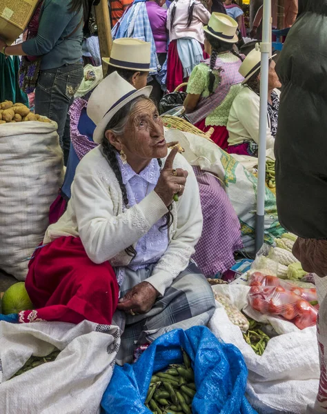 Куэнка, Эквадор - Дек 30, 2012: Женщина читает лекции клиенту — стоковое фото